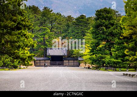 Kyoto, Japan - 17. April 2019: Tor außen und Innenhof im Kaiserpalast auf gyoen Garten Straße Stadt Straße Wand Eingang und Menschen Stockfoto