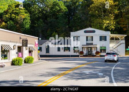 Hot Springs, USA - 18. Oktober 2019: Historische Innenstadt in Kleinstadt Dorf Stadt in Virginia Landschaft mit alten Gebäude Architektur und Boutique Stockfoto