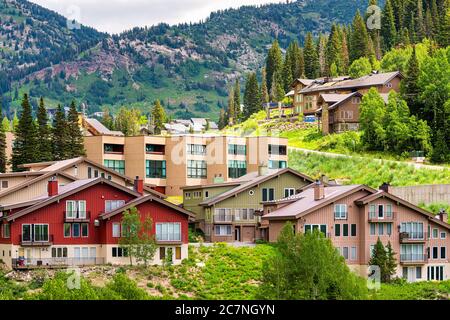 Alta, USA - 25. Juli 2019: Stadtansicht des kleinen Skiort-Dorfes vom Albion Basin, Utah im Sommer und Little Cottonwood Canyon Stockfoto