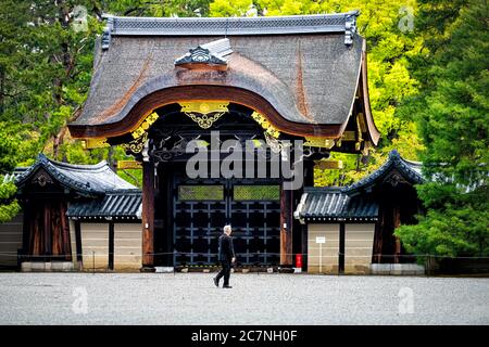 Kyoto, Japan - 17. April 2019: Außenansicht des Toreingangs im Kaiserpalast Kyoto gyoen Park mit Person Mann auf der Straße Stockfoto