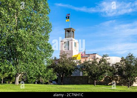 Santa Fe, USA - 14. Juni 2019: Capitol Building Center for Veteran Services in Downtown Center of City mit grünem Park und Fahnen Stockfoto