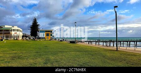 ADELAIDE, AUSTRALIEN - 15. Nov 2019: Ein schöner Nachmittag am Henley Beach. Freizeit in Adelaide, South Australia Stockfoto