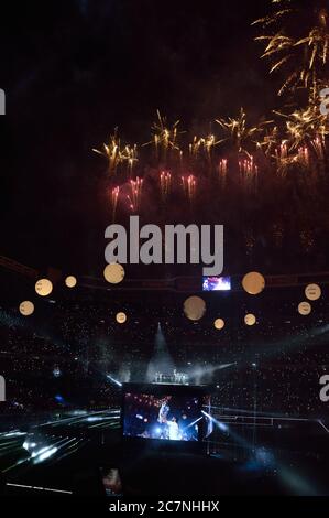 MADRID, SPANIEN - 27. Jun 2018: Santiago Bernabéu Stadion während der Feier eines Real Madrid Titels mit Feuerwerk. Stockfoto