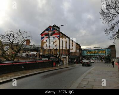 LONDON, VEREINIGTES KÖNIGREICH - Mär 12, 2019: Camden Stadtbezirk in London mit einer großen Vielfalt an urbanen Kulturen und Farben. Stockfoto