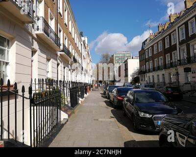 LONDON, VEREINIGTES KÖNIGREICH - Mar 12, 2019: Straßen im Zentrum von london mit Business-Wolkenkratzern und typisch englischen Häusern. Stockfoto