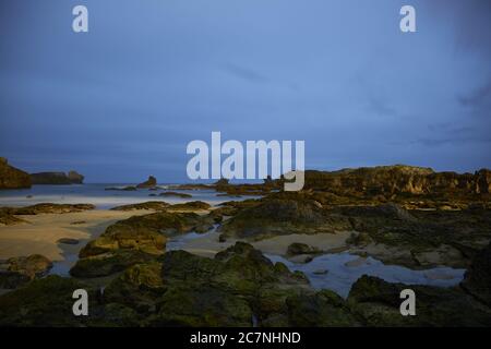 Strand mit Felsen in Playa de RIS, Noja, Spanien Stockfoto