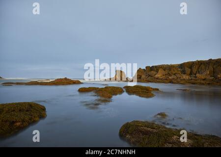 Strand mit Felsen in Playa de RIS, Noja, Spanien Stockfoto