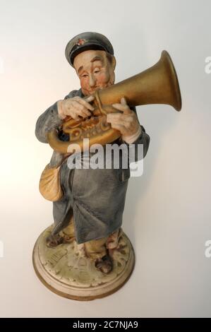 Biskuit Porzellanfigur, Musiker spielt die Posaune, Stockfoto