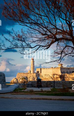 Die Festung und der Leuchtturm von El Morro, ein Symbol von Havanna bei Sonnenuntergang Stockfoto