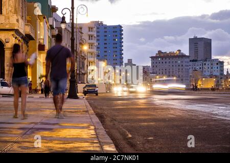 Straßenszene in Havanna auf der Malecon Seaside Avenue bei Sonnenuntergang Stockfoto
