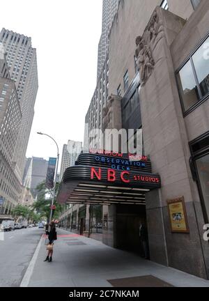 Neonschild über dem Eingang zum Rainbow Room, Aussichtsplattform und NBC Studios am Rockefeller Center oder Center Stockfoto