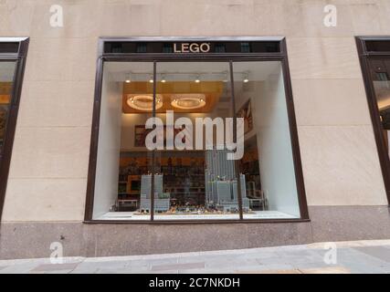 Schaufenster im LEGO Store im Rockefeller Center in Manhattan Stockfoto