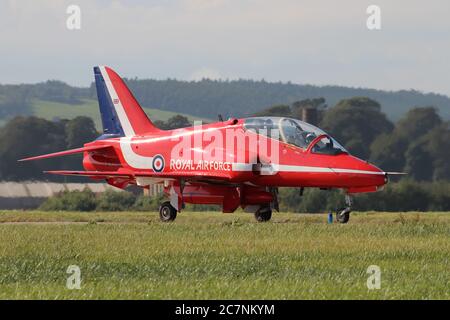 XX219, eine BAE Hawk T1 des Royal Air Force Kunstflugvorführung-Teams, die Red Arrows, bei RAF Leuchars im Jahr 2013. Stockfoto