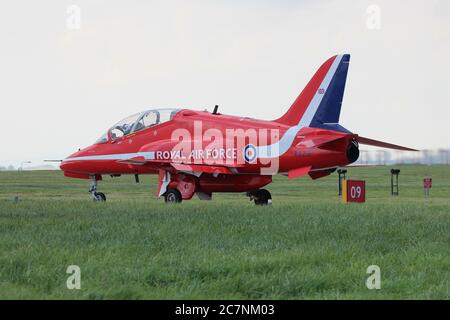 XX219, eine BAE Hawk T1 des Royal Air Force Kunstflugvorführung-Teams, die Red Arrows, bei RAF Leuchars im Jahr 2013. Stockfoto