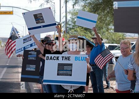 Tucson, Arizona, USA. Juli 2020. Mitglieder von Back the Blue halten eine Kundgebung ab, um die Tucson Polizeiabteilung zu unterstützen. Die pro-Polizeiorganisation wurde von Tim Cesolini gegründet, der die Idee hatte, eine dünne blaue Linie um das Tucson Polizeihauptquartier zu malen, um Offiziere zu unterstützen, die behaupteten, sie würden von radikalen Gruppen wie Black Lives Matter angegriffen. Die Bürgermeisterin von Tucson, Regina Romero, weigerte sich, der Gruppe zu erlauben, die Linie zu streichen, indem sie eine ursprünglich erteilte Genehmigung widerrief. Der Bürgermeister behauptet, die Gruppe sei von weißen Vormachthabern geführt. Kredit: ZUMA Press, Inc./Alamy Live Nachrichten Stockfoto