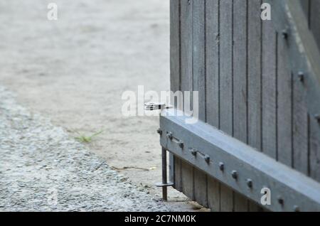 Öffnen Sie die Holztür in einem Feld, das tagsüber erfasst wurde Stockfoto