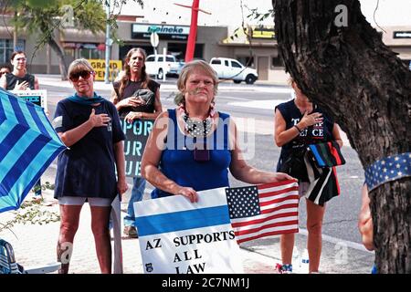 Tucson, Arizona, USA. Juli 2020. Mitglieder von Back the Blue halten eine Kundgebung ab, um die Tucson Polizeiabteilung zu unterstützen. Die pro-Polizeiorganisation wurde von Tim Cesolini gegründet, der die Idee hatte, eine dünne blaue Linie um das Tucson Polizeihauptquartier zu malen, um Offiziere zu unterstützen, die behaupteten, sie würden von radikalen Gruppen wie Black Lives Matter angegriffen. Die Bürgermeisterin von Tucson, Regina Romero, weigerte sich, der Gruppe zu erlauben, die Linie zu streichen, indem sie eine ursprünglich erteilte Genehmigung widerrief. Der Bürgermeister behauptet, die Gruppe sei von weißen Vormachthabern geführt. Kredit: ZUMA Press, Inc./Alamy Live Nachrichten Stockfoto