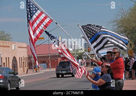 Tucson, Arizona, USA. Juli 2020. Mitglieder von Back the Blue halten eine Kundgebung ab, um die Tucson Polizeiabteilung zu unterstützen. Die pro-Polizeiorganisation wurde von Tim Cesolini gegründet, der die Idee hatte, eine dünne blaue Linie um das Tucson Polizeihauptquartier zu malen, um Offiziere zu unterstützen, die behaupteten, sie würden von radikalen Gruppen wie Black Lives Matter angegriffen. Die Bürgermeisterin von Tucson, Regina Romero, weigerte sich, der Gruppe zu erlauben, die Linie zu streichen, indem sie eine ursprünglich erteilte Genehmigung widerrief. Der Bürgermeister behauptet, die Gruppe sei von weißen Vormachthabern geführt. Kredit: ZUMA Press, Inc./Alamy Live Nachrichten Stockfoto