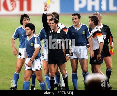 Der mexikanische Schiedsrichter Edgardo Codesal zeigt Diego Maradona die gelbe Karte, nachdem er 5 Minuten vor dem Ende des Finalsspiel der FIFA Fußball-Weltmeisterschaft Italia 90 für Deutschland einen Elfmeterstoß gefordert hatte Stockfoto