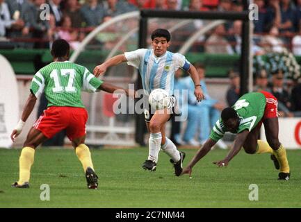 Diego Maradona (Argentinien) gegen Kamerun. FIFA World Cup Italien 1990 Eröffnungsspiel. Stockfoto
