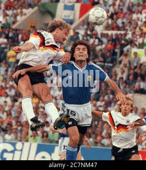 Rudi Voeller (Deutschland) und Oscar Ruggeri (Argentinien). Finale der FIFA World Cup Italia 1990 Stockfoto