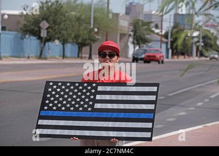 Tucson, Arizona, USA. Juli 2020. Mitglieder von Back the Blue halten eine Kundgebung ab, um die Tucson Polizeiabteilung zu unterstützen. Die pro-Polizeiorganisation wurde von Tim Cesolini gegründet, der die Idee hatte, eine dünne blaue Linie um das Tucson Polizeihauptquartier zu malen, um Offiziere zu unterstützen, die behaupteten, sie würden von radikalen Gruppen wie Black Lives Matter angegriffen. Die Bürgermeisterin von Tucson, Regina Romero, weigerte sich, der Gruppe zu erlauben, die Linie zu streichen, indem sie eine ursprünglich erteilte Genehmigung widerrief. Der Bürgermeister behauptet, die Gruppe sei von weißen Vormachthabern geführt. Kredit: ZUMA Press, Inc./Alamy Live Nachrichten Stockfoto