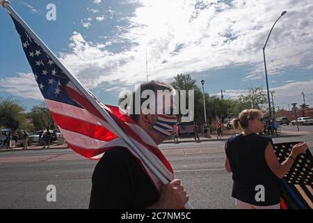 Tucson, Arizona, USA. Juli 2020. Mitglieder von Back the Blue halten eine Kundgebung ab, um die Tucson Polizeiabteilung zu unterstützen. Die pro-Polizeiorganisation wurde von Tim Cesolini gegründet, der die Idee hatte, eine dünne blaue Linie um das Tucson Polizeihauptquartier zu malen, um Offiziere zu unterstützen, die behaupteten, sie würden von radikalen Gruppen wie Black Lives Matter angegriffen. Die Bürgermeisterin von Tucson, Regina Romero, weigerte sich, der Gruppe zu erlauben, die Linie zu streichen, indem sie eine ursprünglich erteilte Genehmigung widerrief. Der Bürgermeister behauptet, die Gruppe sei von weißen Vormachthabern geführt. Kredit: ZUMA Press, Inc./Alamy Live Nachrichten Stockfoto