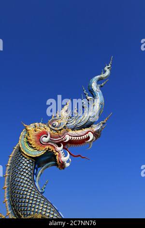 Vertikale Aufnahme einer Drachenstatue im Wat Rong Seur ten Mueang, Thailand Stockfoto