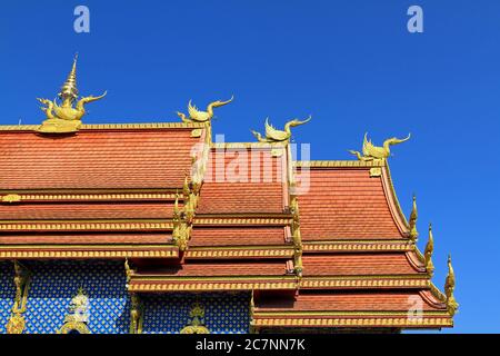 Dach des Wat Rong Seur ten Mueang in Thailand dekoriert Mit goldenen Drachen Stockfoto