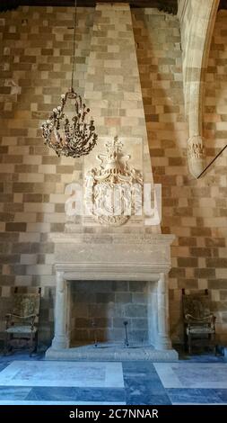 Kamin im Palast der Großmeister. Massive historische Kamin in einem verlassenen Herrenhaus, Rhodos, Griechenland Stockfoto