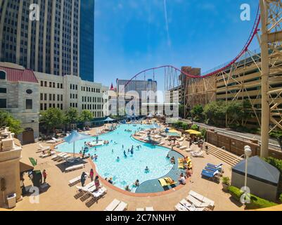 Las Vegas, 17. JULI 2020 - Schwimmbad mit vielen Menschen in New York New York Casino Stockfoto