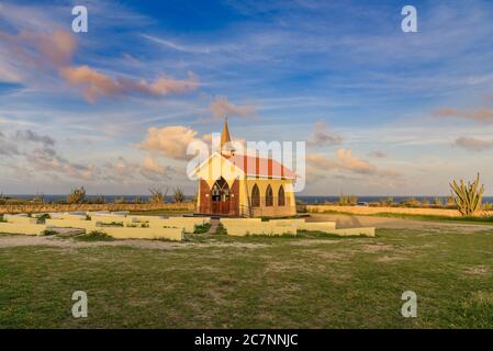 Horizontale Aufnahme der Alto Vista Chapel in Noord, Aruba unter dem wunderschönen Himmel Stockfoto