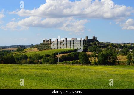 Horizontale Aufnahme der von Monteriggioni ummauerten Stadt in der Toskana, Italien bei Tageslicht Stockfoto