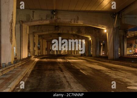 Horizontale Aufnahme eines leeren und alten Tunnels in einem Stadt bei Nacht Stockfoto