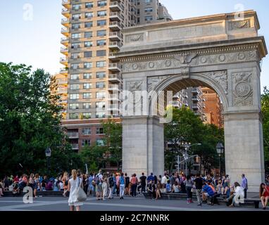 Menschenmassen vor dem Triumph Arch am Washington Square New York Stockfoto