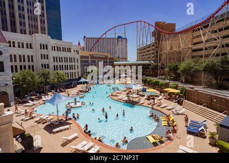 Las Vegas, 17. JULI 2020 - Schwimmbad mit vielen Menschen in New York New York Casino Stockfoto