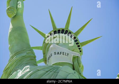 Las Vegas, 17. JULI 2020 - Gesichtsmaske über der Freiheitsstatue von New York New York Casino Stockfoto