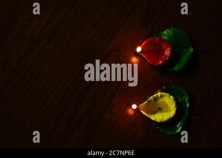 Ein Nahaufnahme Foto von bunten Diyas oder Clay Lampen mit schönem Hintergrund. Stockfoto