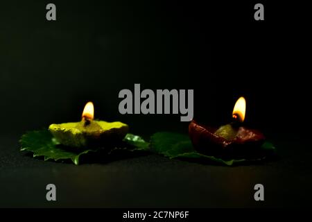 Ein Nahaufnahme Foto von bunten Diyas oder Clay Lampen mit schönem Hintergrund. Stockfoto