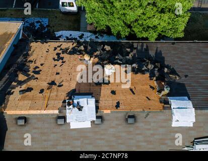 Arbeiten Dachdecker auf das Dach des Wohnhauses in der Renovierung Dach des Hauses ersetzen Stockfoto