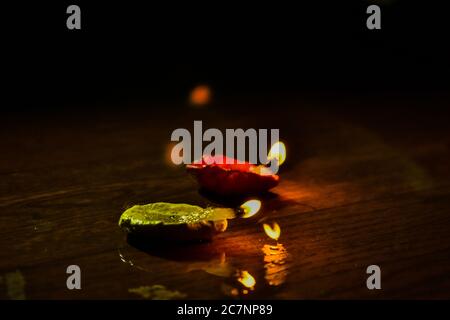 Ein Nahaufnahme Foto von bunten Diyas oder Clay Lampen mit schönem Hintergrund. Stockfoto