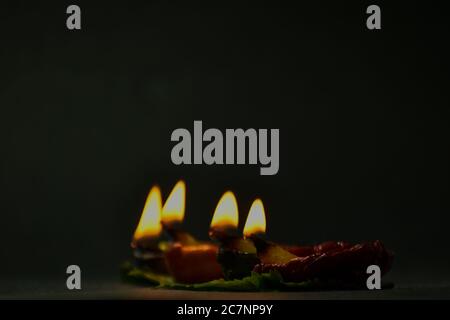 Ein Nahaufnahme Foto von bunten Diyas oder Clay Lampen mit schönem Hintergrund. Stockfoto