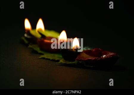 Ein Nahaufnahme Foto von bunten Diyas oder Clay Lampen mit schönem Hintergrund. Stockfoto