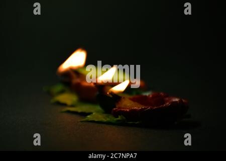 Ein Nahaufnahme Foto von bunten Diyas oder Clay Lampen mit schönem Hintergrund. Stockfoto