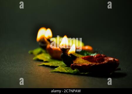 Ein Nahaufnahme Foto von bunten Diyas oder Clay Lampen mit schönem Hintergrund. Stockfoto