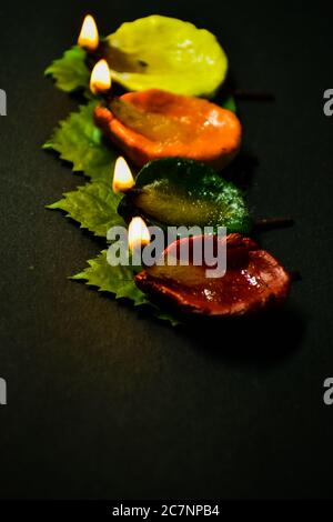 Ein Nahaufnahme Foto von bunten Diyas oder Clay Lampen mit schönem Hintergrund. Stockfoto