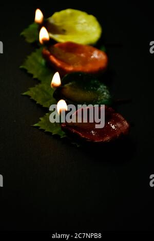 Ein Nahaufnahme Foto von bunten Diyas oder Clay Lampen mit schönem Hintergrund. Stockfoto