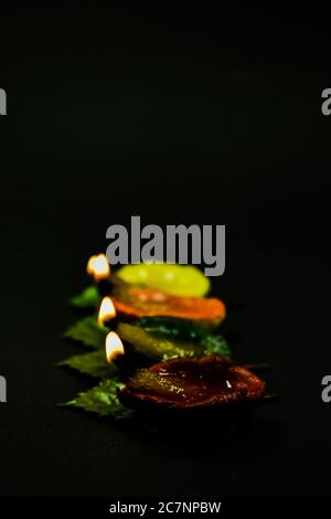 Ein Nahaufnahme Foto von bunten Diyas oder Clay Lampen mit schönem Hintergrund. Stockfoto