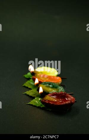 Ein Nahaufnahme Foto von bunten Diyas oder Clay Lampen mit schönem Hintergrund. Stockfoto