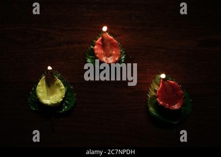 Ein Nahaufnahme Foto von bunten Diyas oder Clay Lampen mit schönem Hintergrund. Stockfoto